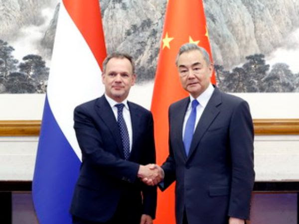 Wang Yi and Caspar Veldkamp meeting