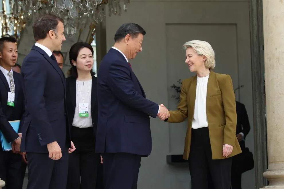 EU officials meeting Chinese officials in a diplomatic setting
