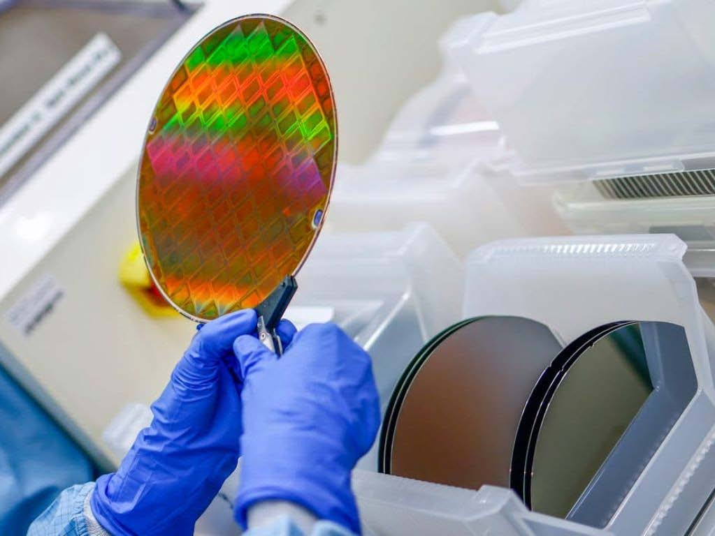 Semiconductor wafer and clean lab