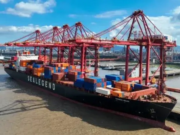 Container cranes / route to N. Europe